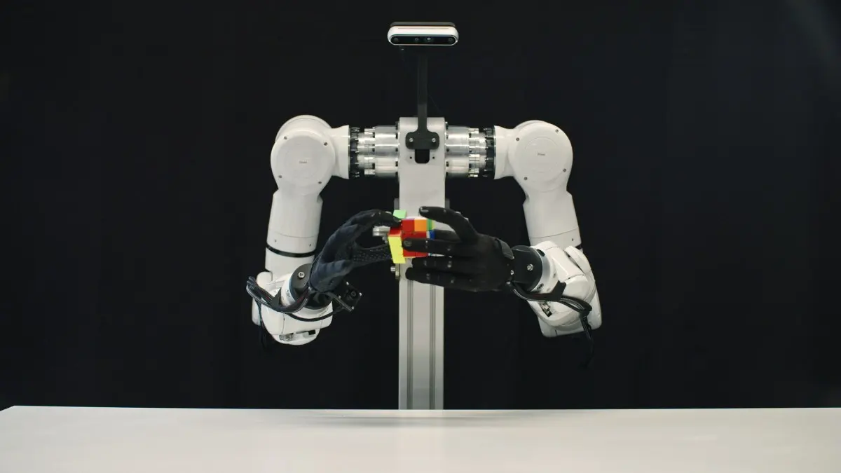 柯斯拉創投支持的機器人新創公司 Genesis AI 邁向全棧開發，展示新模型與機器人手部